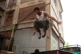 Давид Белль совершает прыжок во время паркура [3]