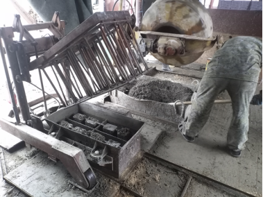Процесс закладки арболитовой смеси в вибростанок