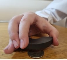 Монеты номиналом 5 рублей, изготовленные из меди с мельхиоровым покрытием (а), из стали с никелевым покрытием (б).