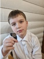 Монеты номиналом 5 рублей, изготовленные из меди с мельхиоровым покрытием (а), из стали с никелевым покрытием (б).
