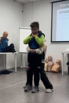 Резкие удары по спине между лопатками
