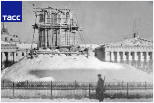 Маскировка памятника Петру I, зима 1942 год. Государственный музей городской скульптуры. Фотоархив