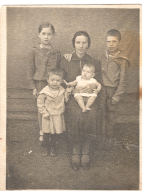 Наша прапрабабушка В. Е. Лашкова с детьми. Фотография конца 30-х годов XX века