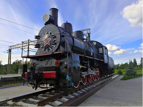 Поезд ЭМ 721–83, перевозивший грузы по Дороге Победы, ж/д станция Петрокрепость