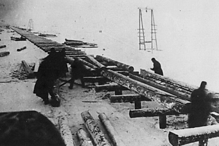 Работа женщин и подростков при строительстве низководного моста, январь 1943 год