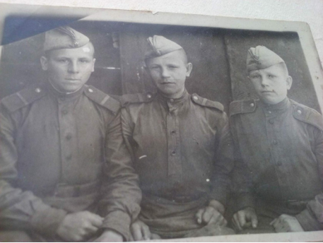 Александр Павлович Сотник (по центру) с сослуживцами