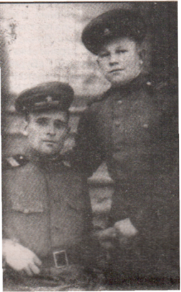 На снимке сержант, комвзвода А. П. Сотник после фронта и Победы (справа). Осень 1945. Иран, г. Кезвин
