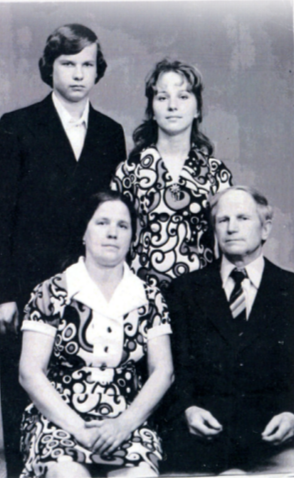 А. П. Сотник с семьей, 1974 г.