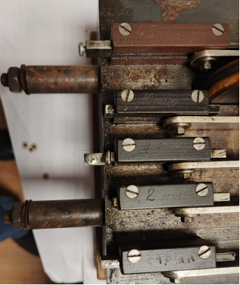 Вид сверху на толкатели виброгенератора (ползуны КПМ)