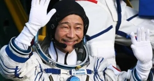 Японских космотуристов накормили лапшой после возвращения с МКС — 20.12.2021