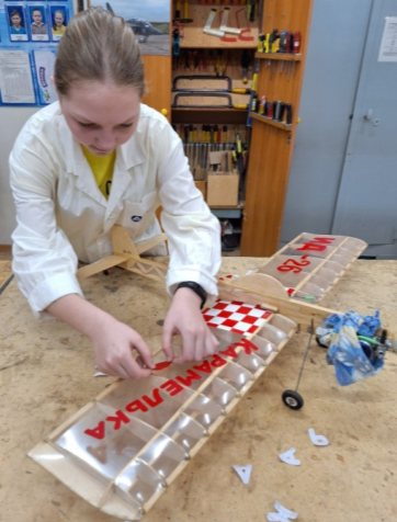 Нанесение маркировки на готовую модель самолета