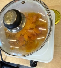 Вываривание цедры апельсинов в дистиллированной воде и отстаивание верхнего слоя жидкости с повышенным содержанием масла