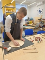 Изображение выглядит как человек, одежда, в помещении, ремесленник

Автоматически созданное описание