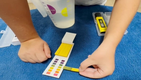 Измерение кислотности с помощью лакмусовой бумаги. Диапазон значений водородного показателя pH. Шкала определения уровня кислотности