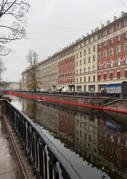 Зеркальная симметрия (авторское фото, канал Грибоедова, г. С-Петербург, 2025)