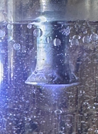 Плотный конус («факел») из пузырьков, простирающийся в объем